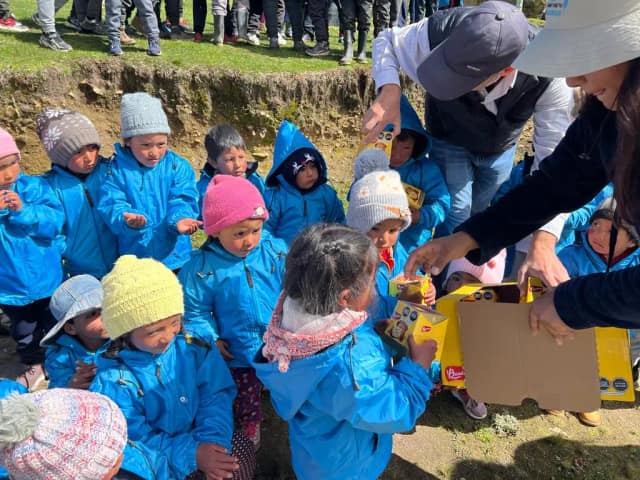 Niños abrigados con casacas Sonqo en los Andes