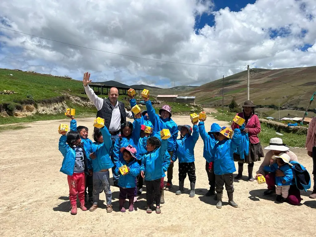 Niños abrigados con casacas Sonqo en los Andes
