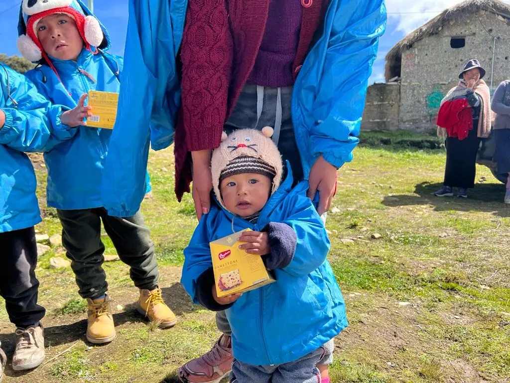 Niños abrigados con casacas Sonqo en los Andes