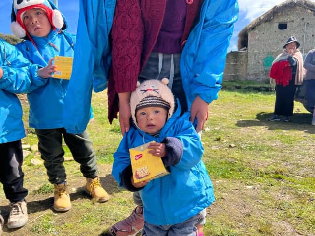 Niños abrigados con casacas Sonqo en los Andes