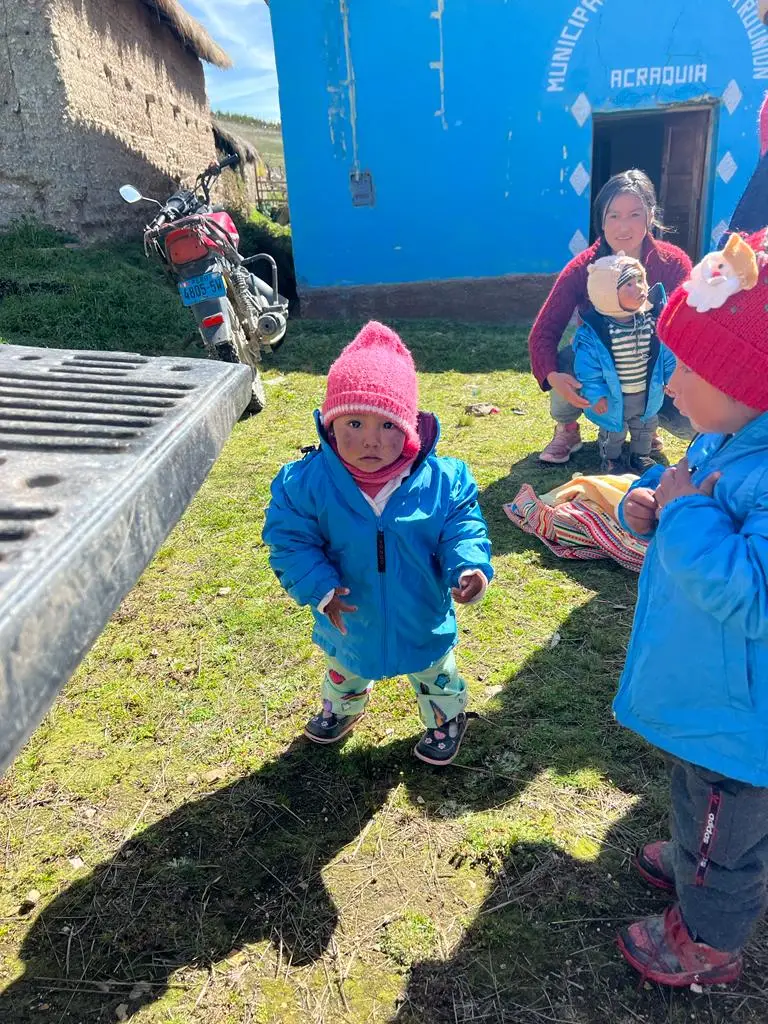 Niños abrigados con casacas Sonqo en los Andes
