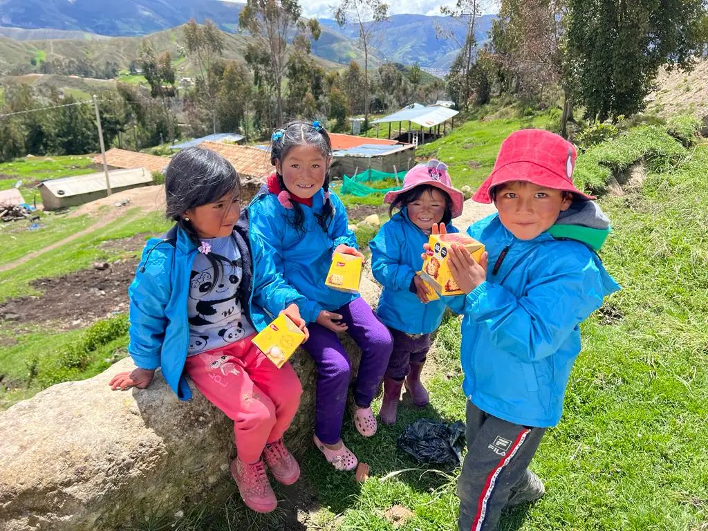 Niños andinos abrigados con casacas Sonqo