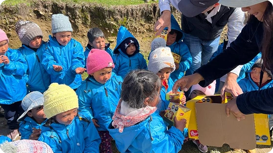 Niños andinos recibiendo casacas térmicas Sonqo